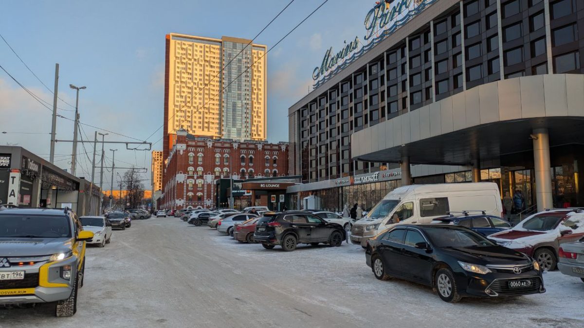 Парковка у Маринс Парк отеля