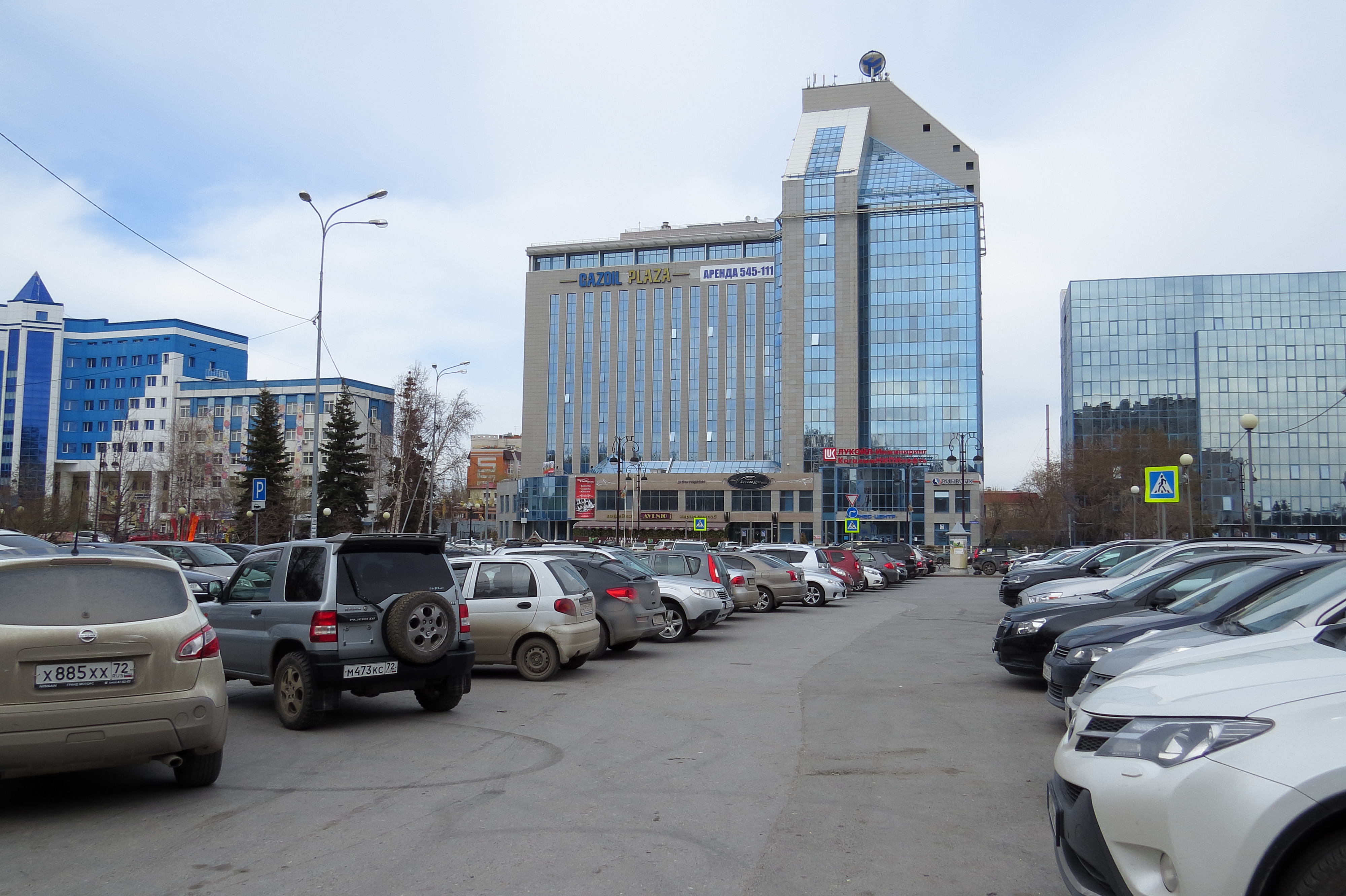 Парковки тюмени. Парковки в центре Тюмень. Технопарк Тюмень стоянка. Республики 61 Тюмень парковка. Технопарк Тюмень парковка.