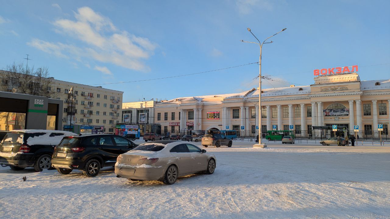 Территория парковки железнодорожного вокзала в Екатеринбурге